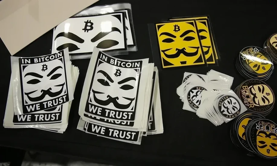 Guy Fawkes面具和比特币标志的贴纸